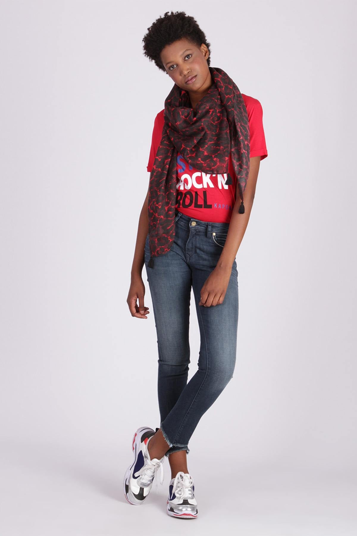 Black and red printed scarf with pompoms - Image n°5