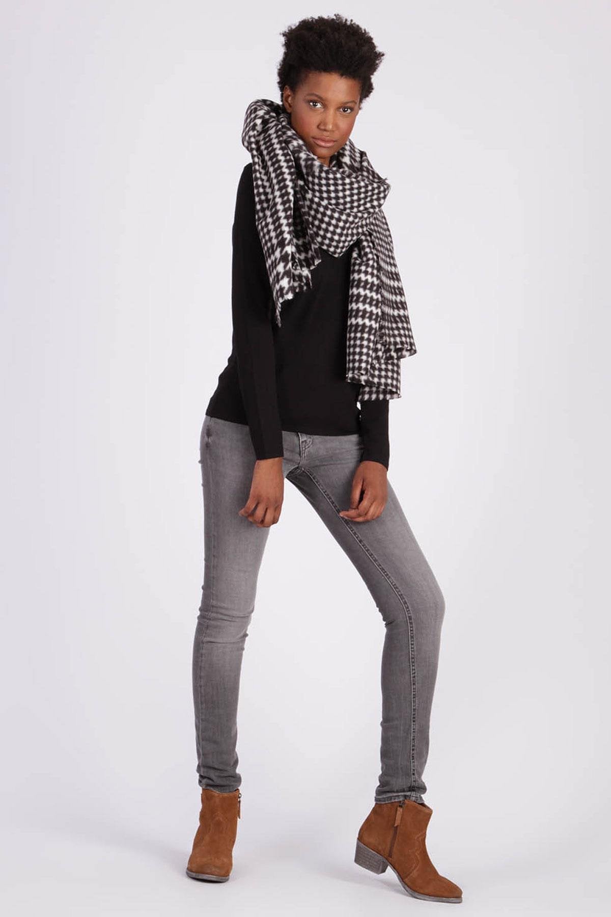 Black and white women's scarf - Image n°4