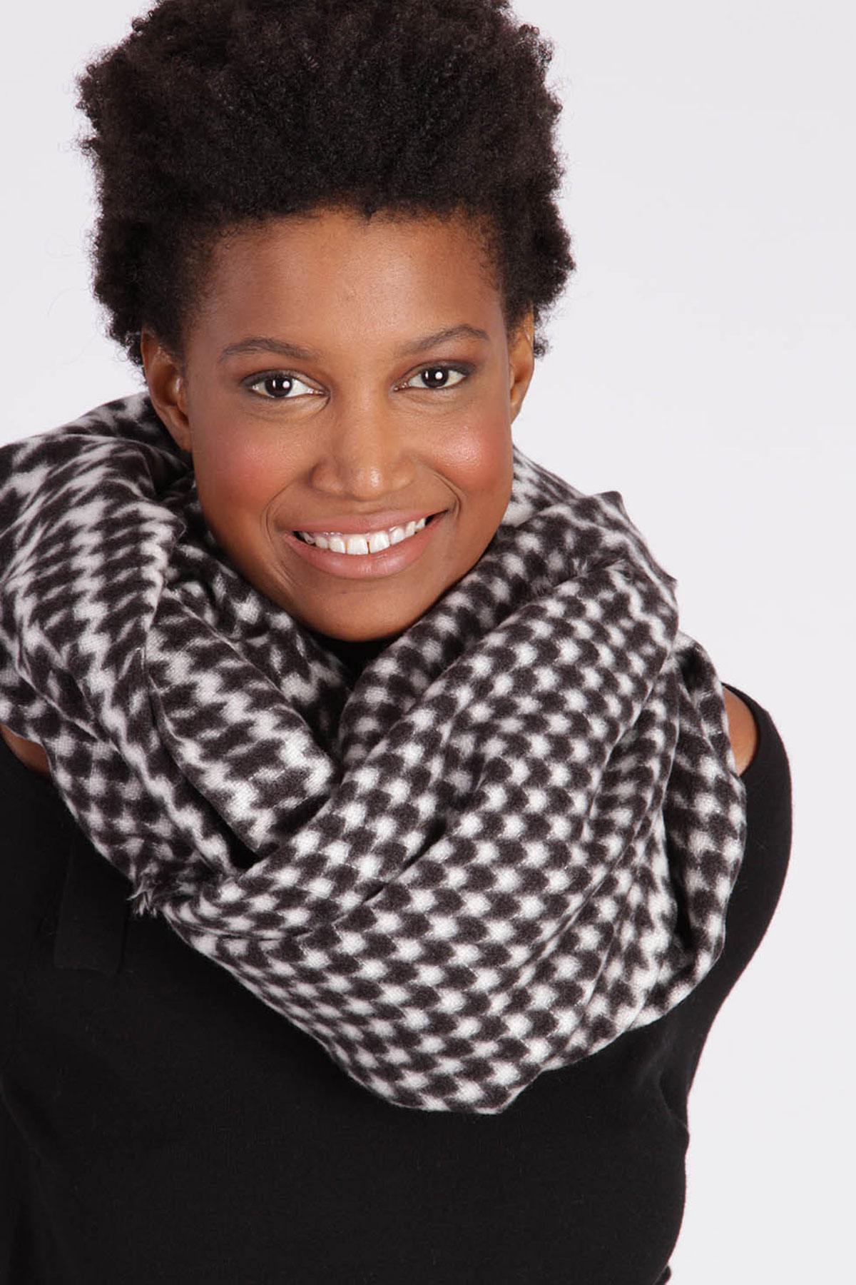 Black and white women's scarf - Image n°1