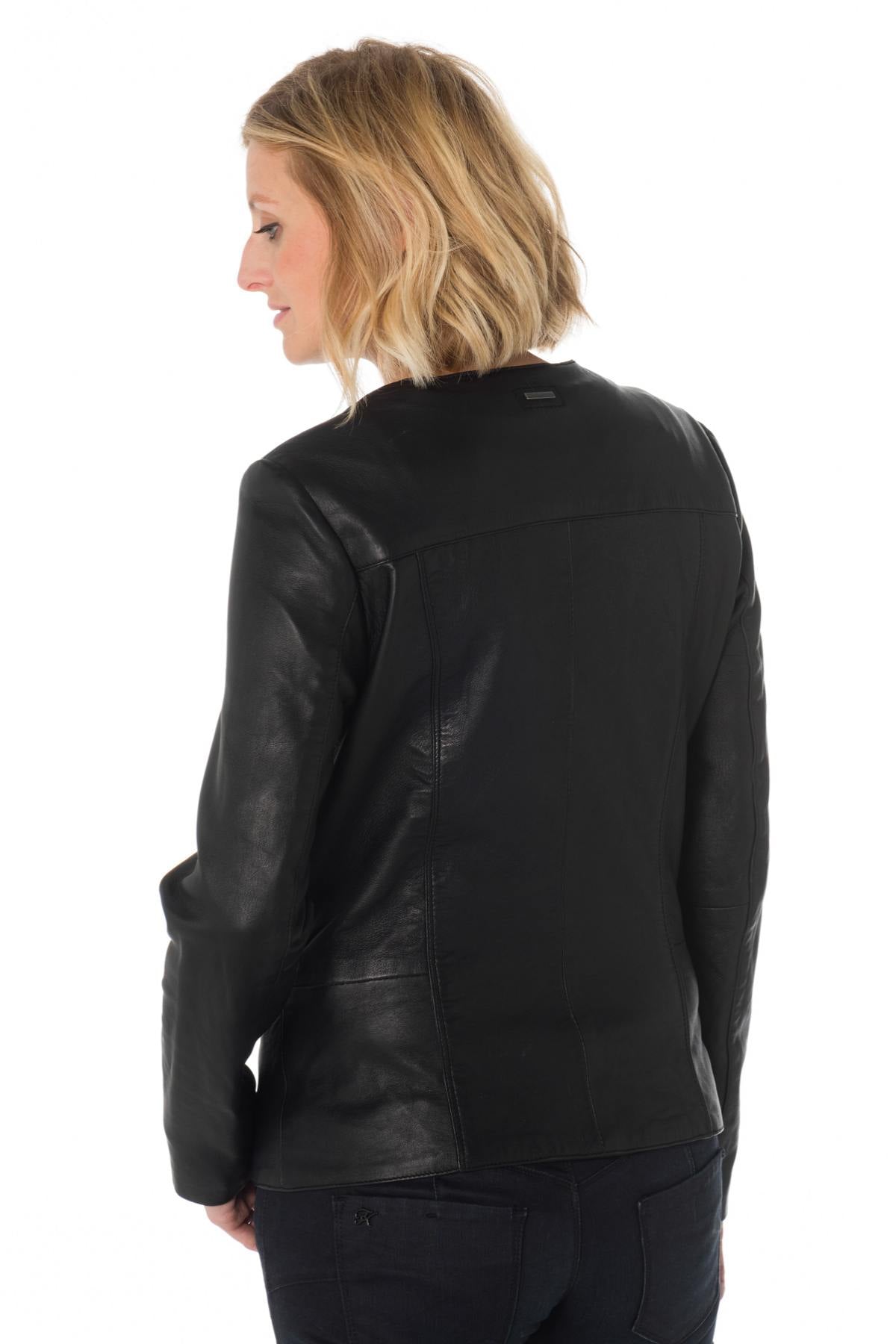 Spencer woman in black leather - Image n°5