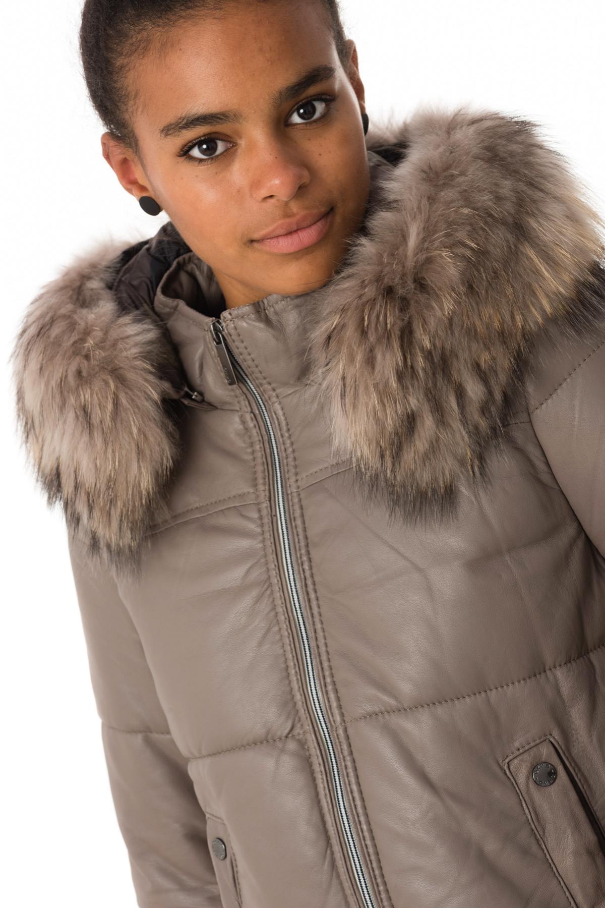 Women's short down jacket in concrete color - Image n°6