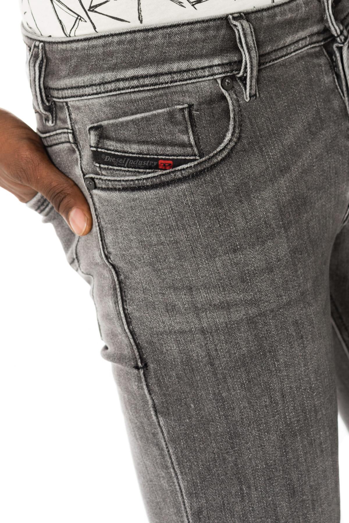 Diesel men's jeans worn and torn - Image n°6