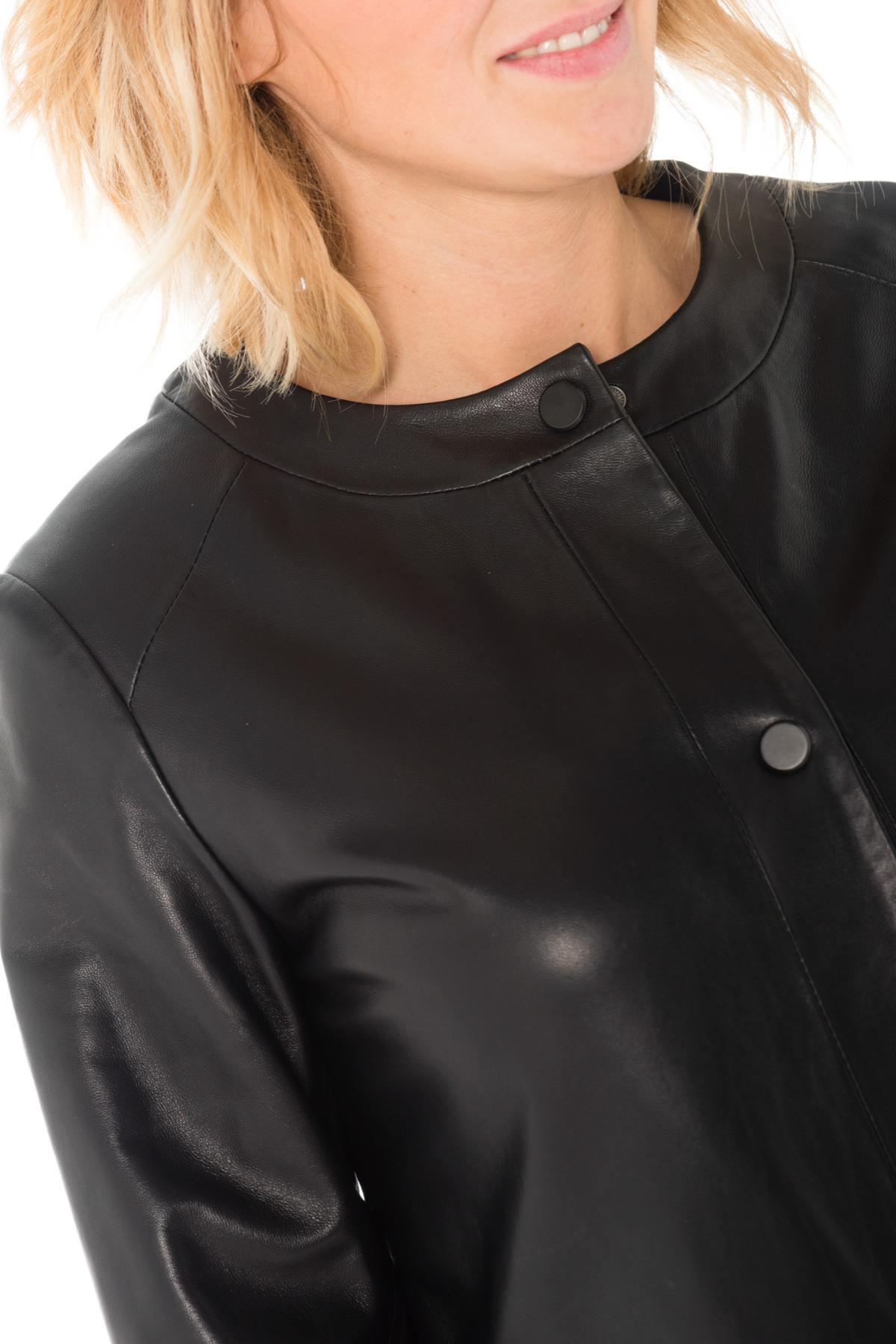 Thin and light coat in black lambskin - Image n°8