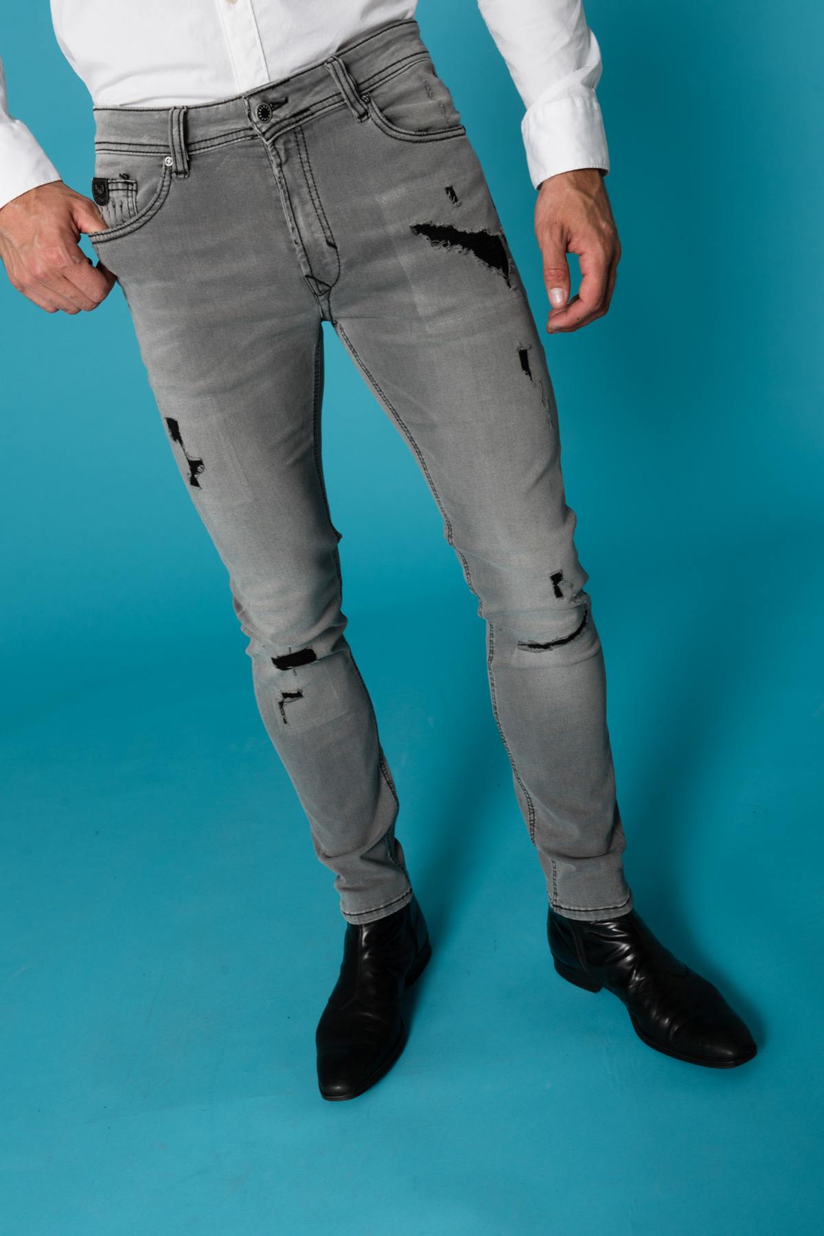 Kaporal gray worn and distressed jeans - Image n°1