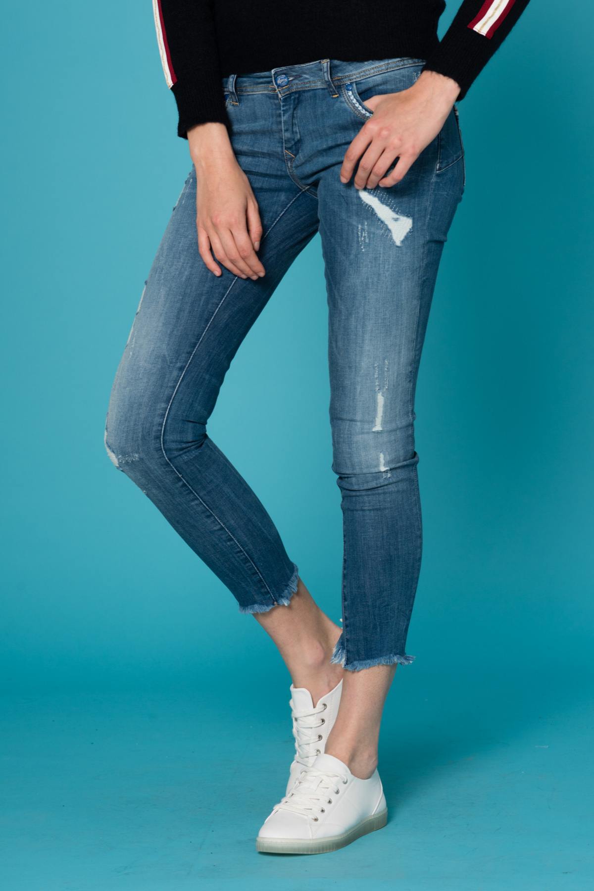 Destroyed jeans with fringes - Image n°1