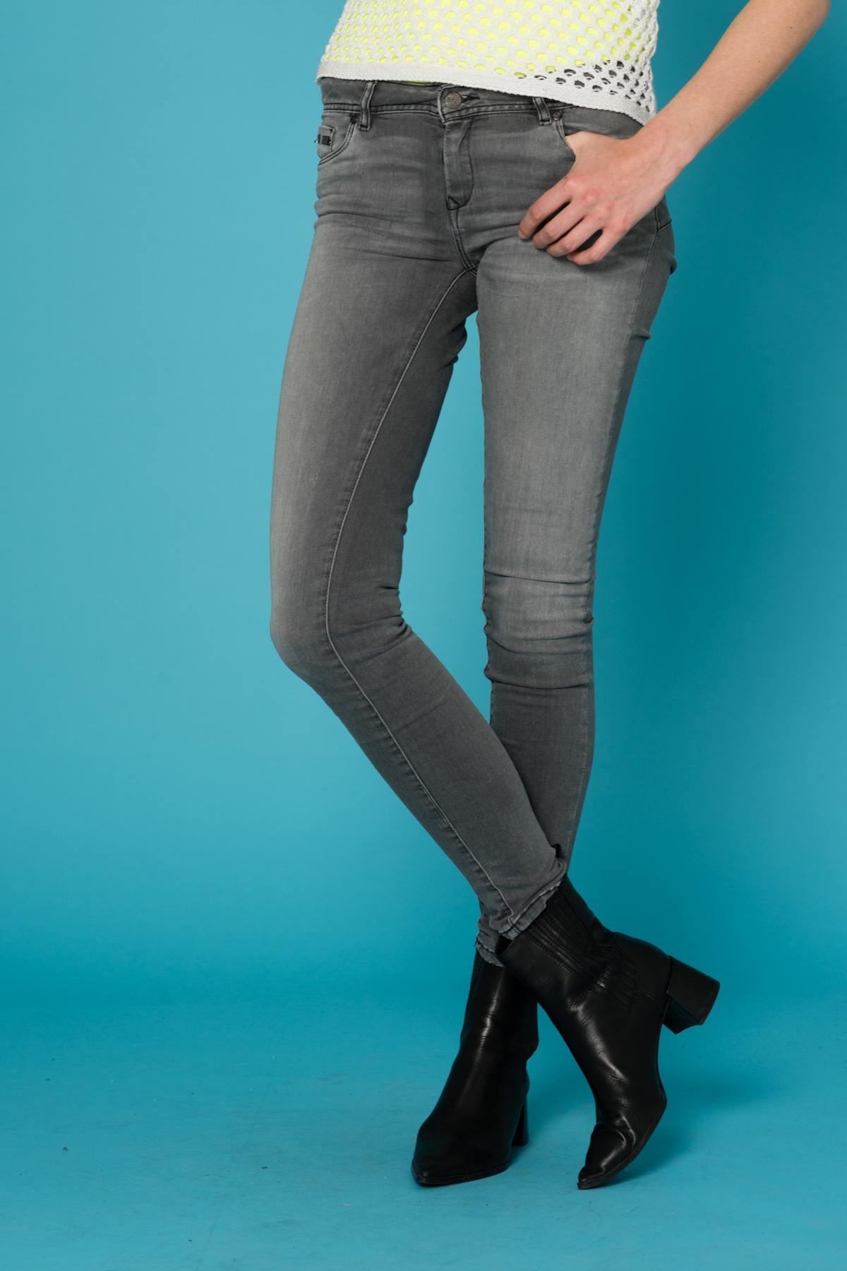 Women's slim jeans with rhinestones on the pockets - Image n°5