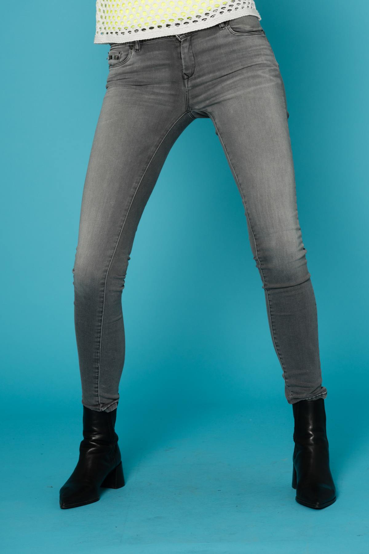 Women's slim jeans with rhinestones on the pockets - Image n°1