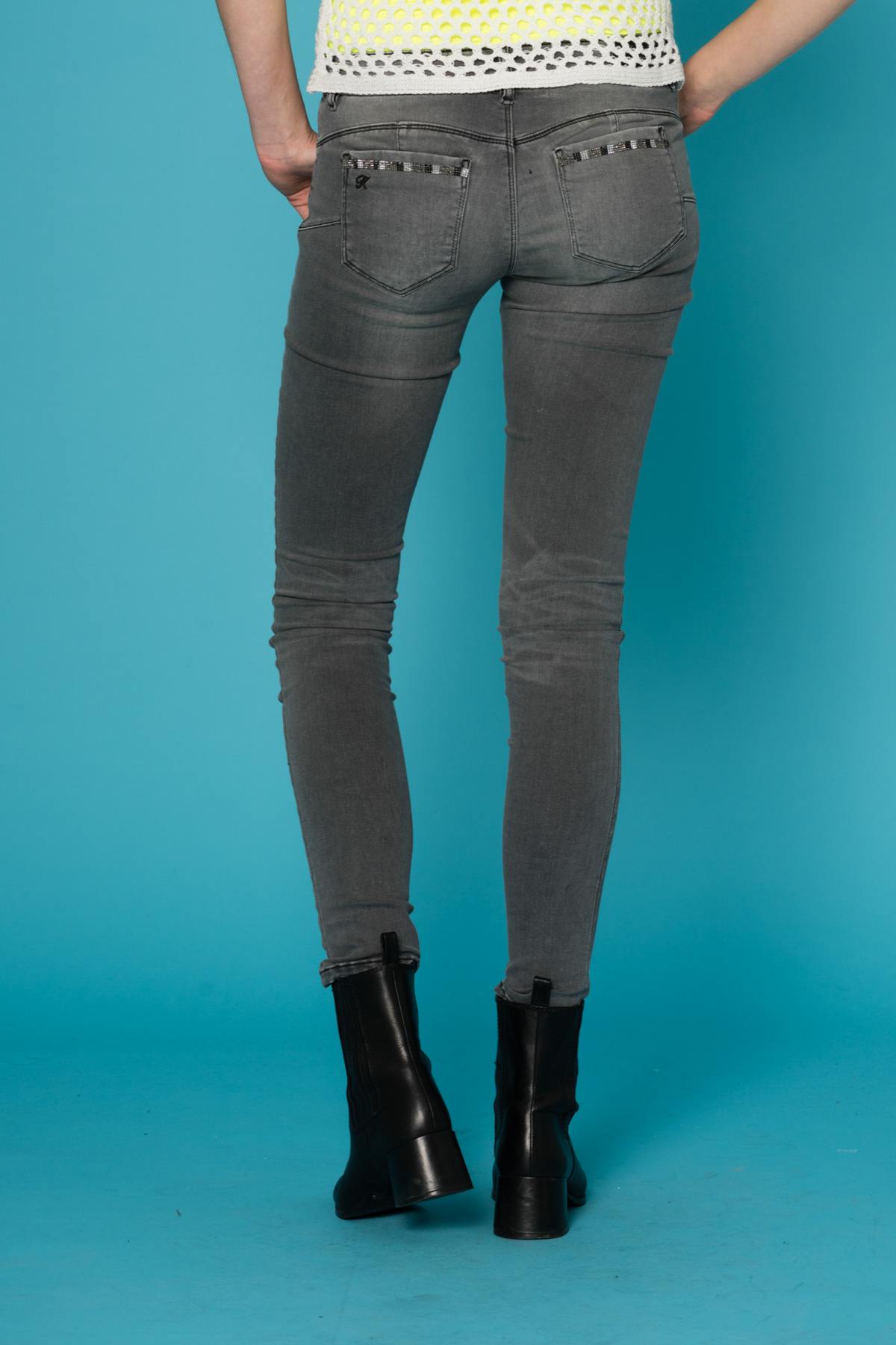 Women's slim jeans with rhinestones on the pockets - Image n°4