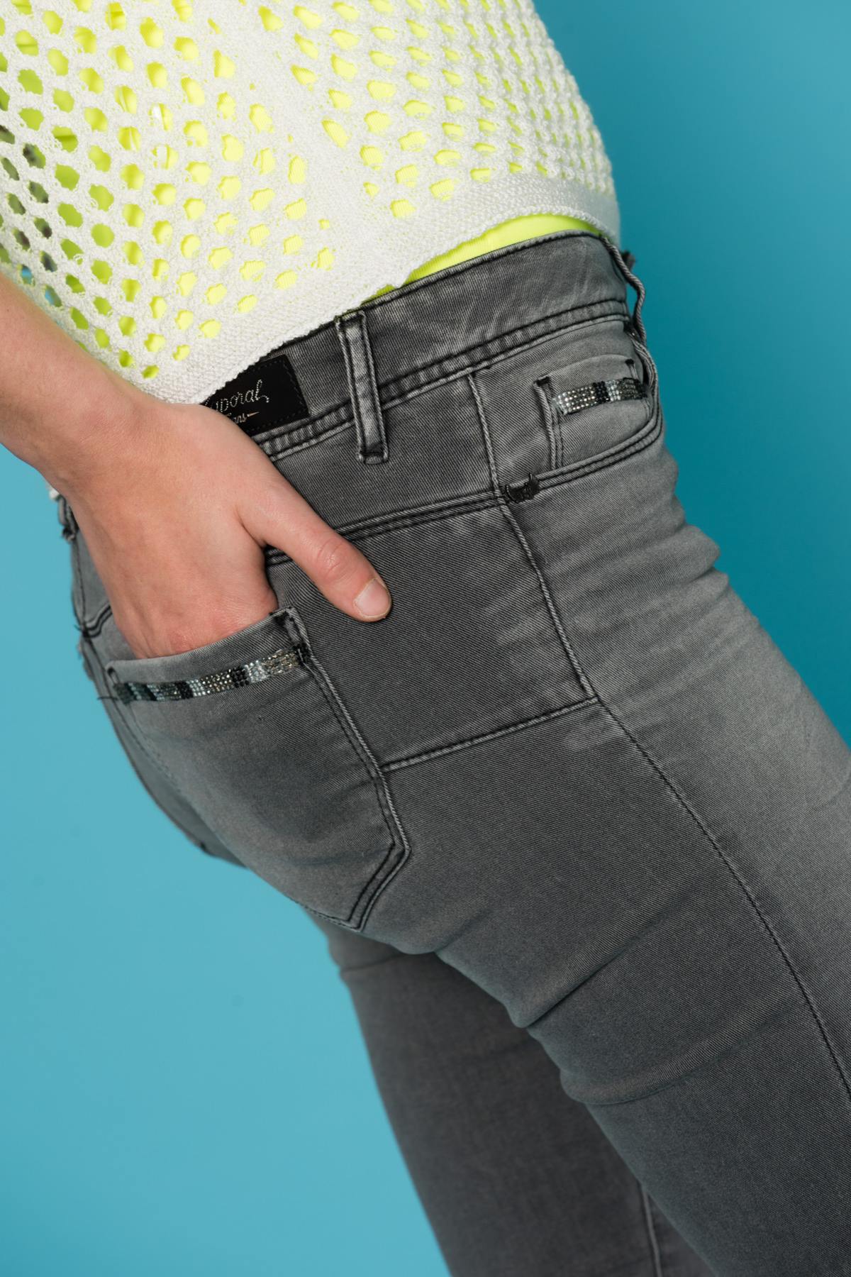 Women's slim jeans with rhinestones on the pockets - Image n°2