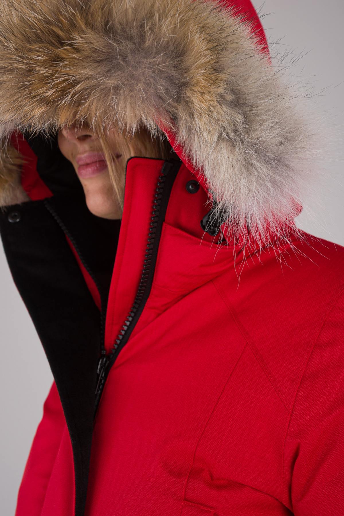 Women's red parka with coyote fur - Image n°2