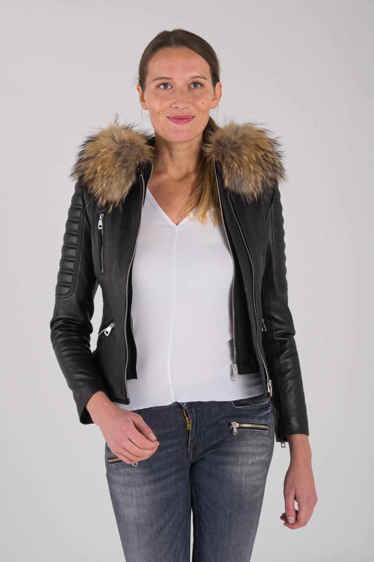 Feminine leather jacket with fur collar - Image n°4