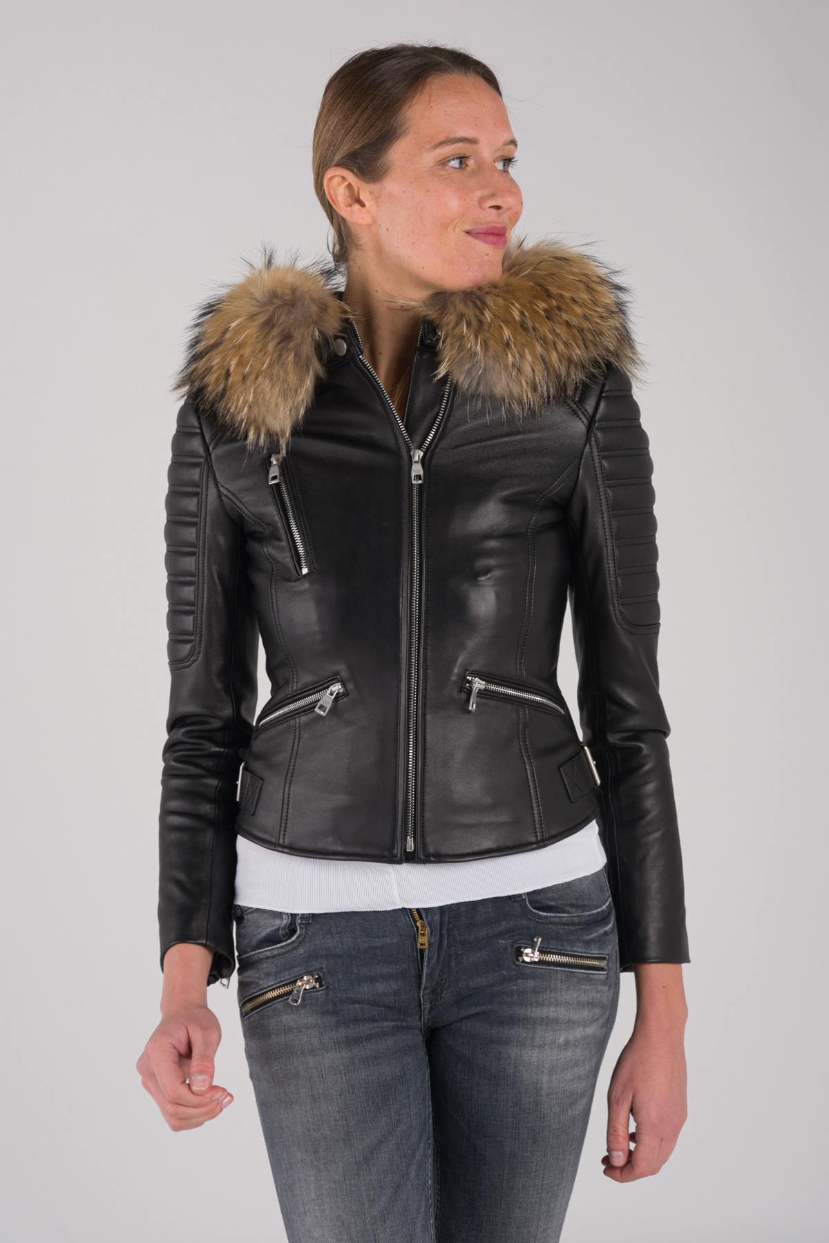 Feminine leather jacket with fur collar - Image n°1