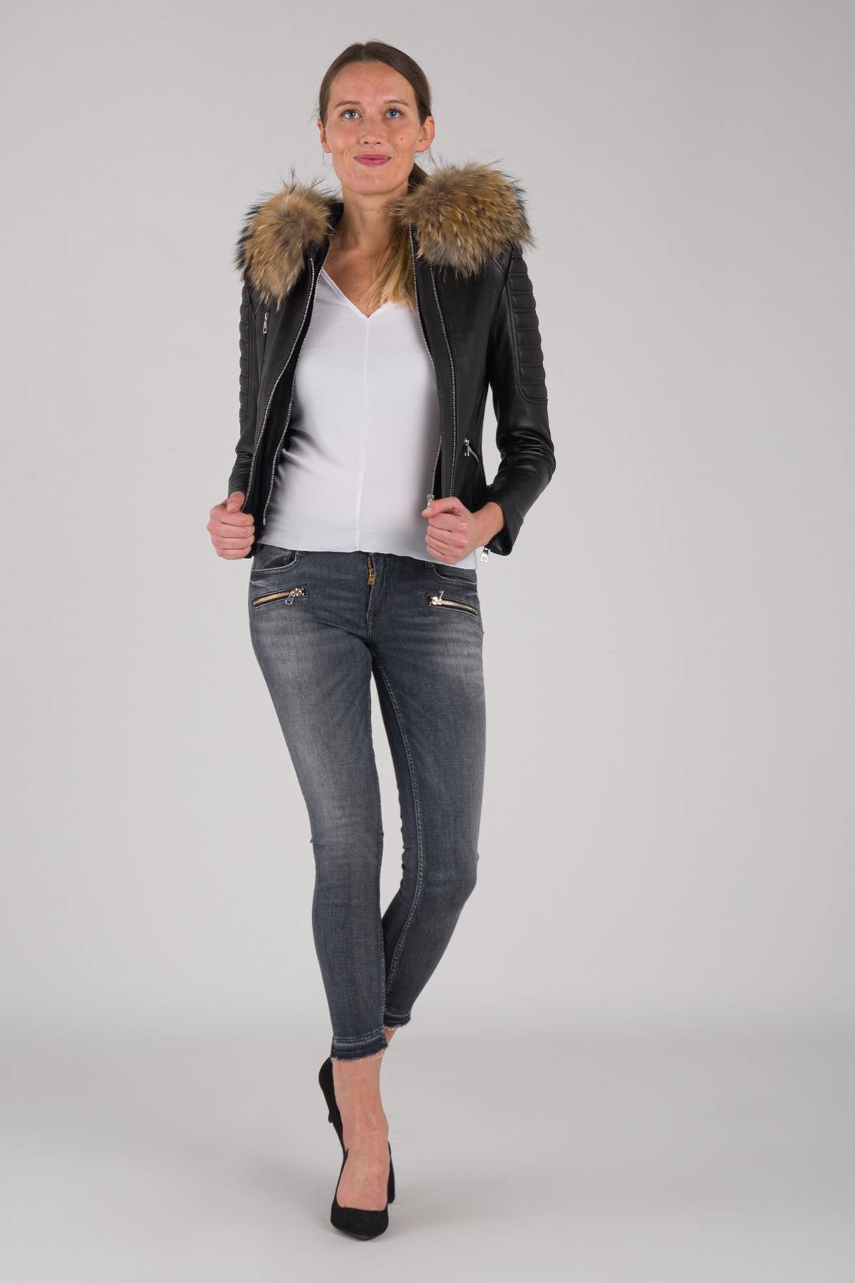 Feminine leather jacket with fur collar - Image n°3