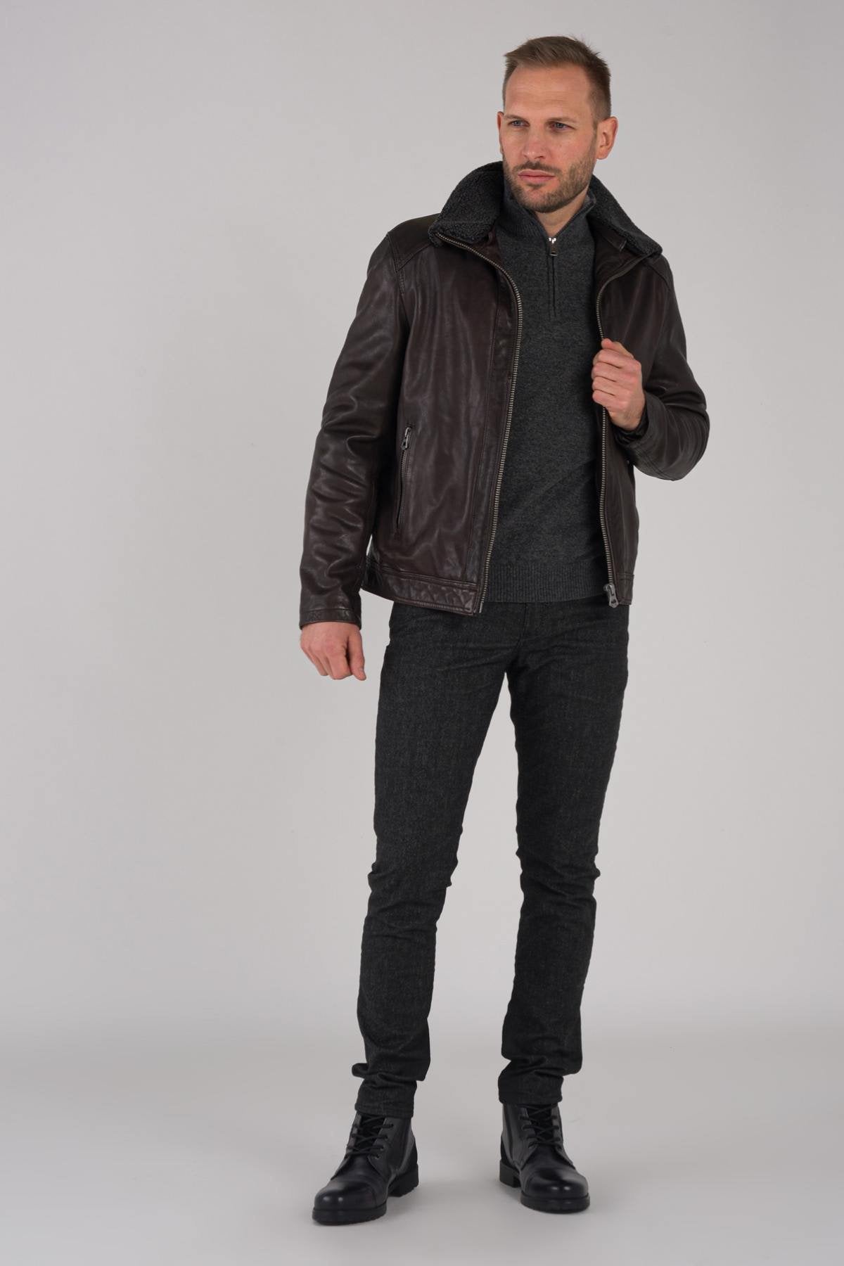 Dark brown leather jacket with fur collar - Image n°2