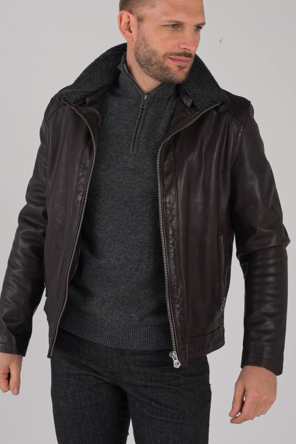 Dark brown leather jacket with fur collar - Image n°1