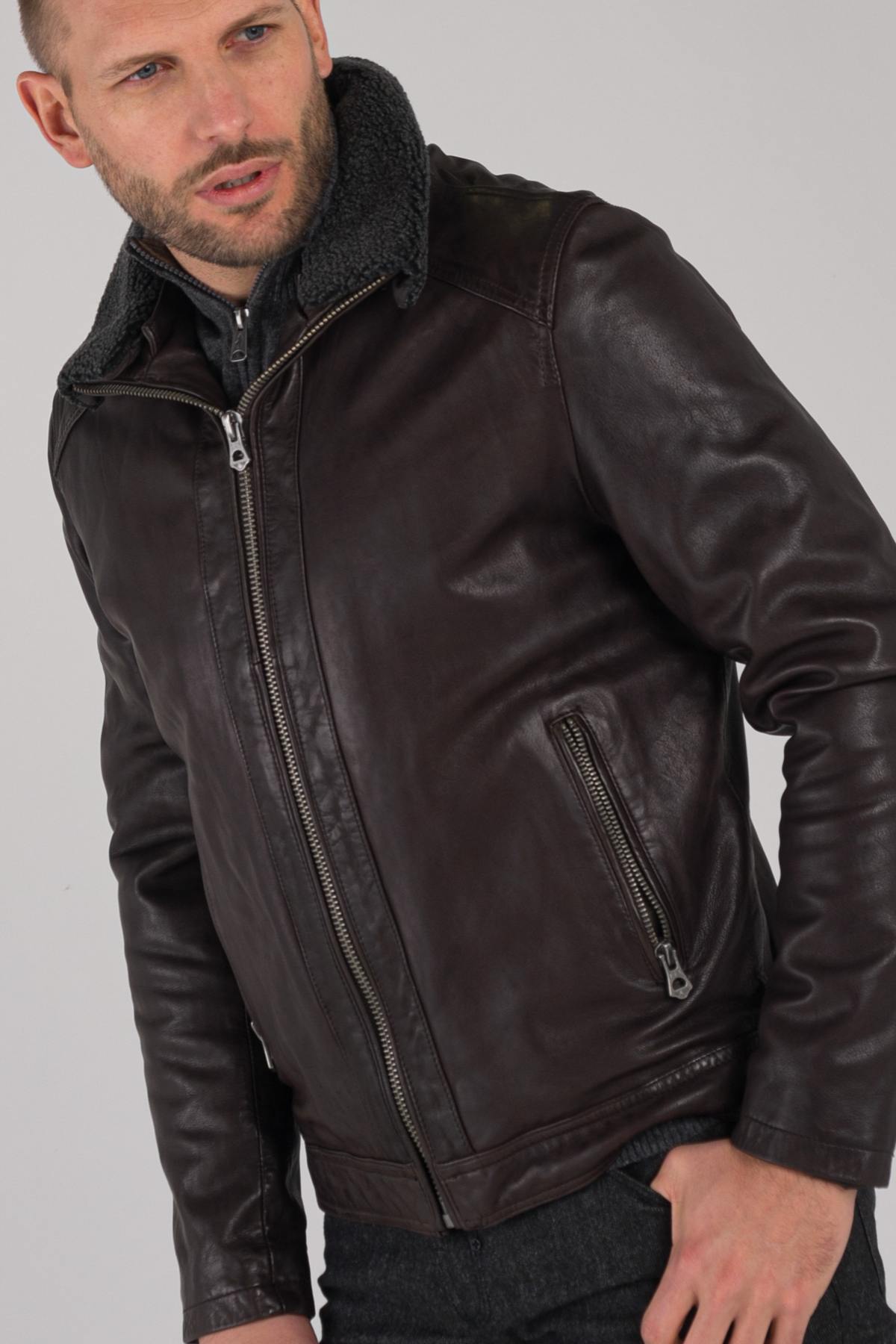 Dark brown leather jacket with fur collar - Image n°3