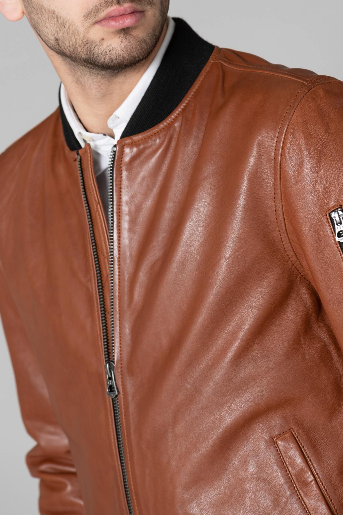 Bomber jacket in cognac leather and black ribbed edge - Image n°7