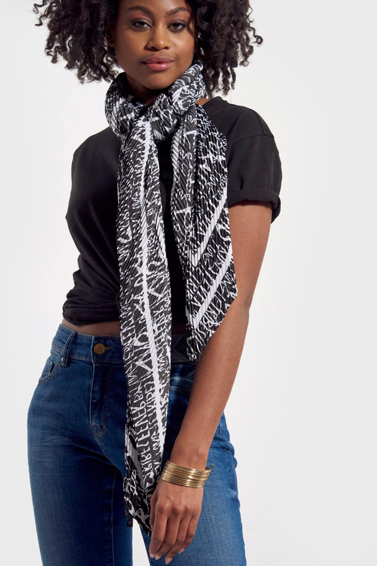 Women's scarf with black and white print - Image n°1