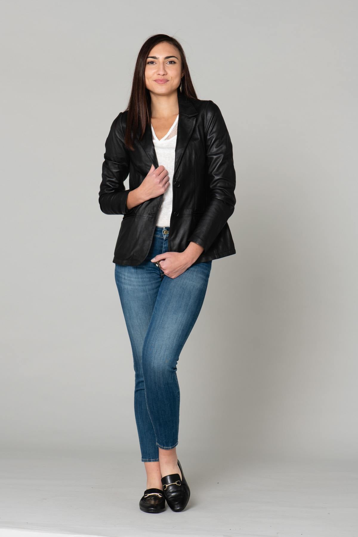 Fitted blazer jacket in black leather - Image n°2