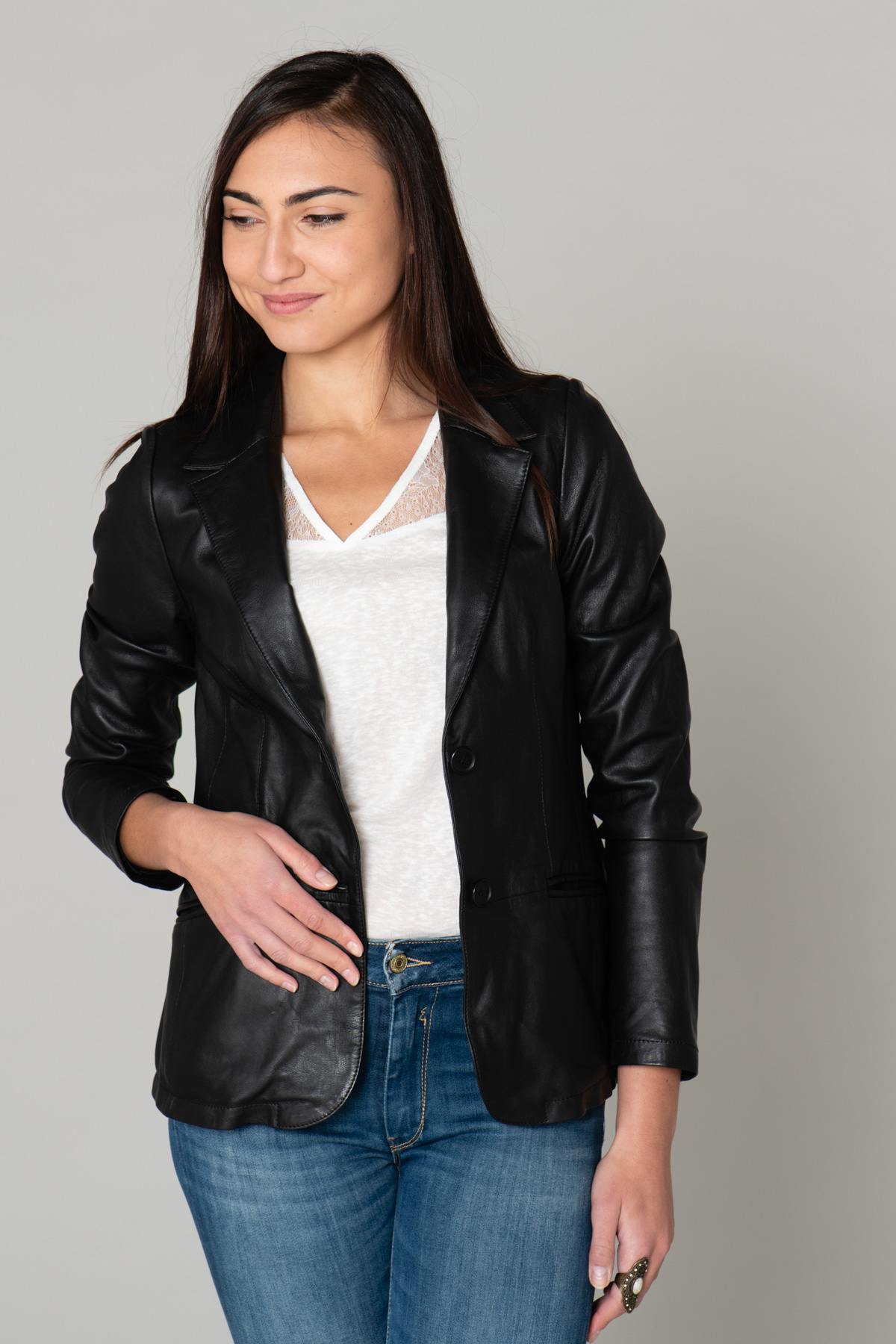 Fitted blazer jacket in black leather - Image n°1