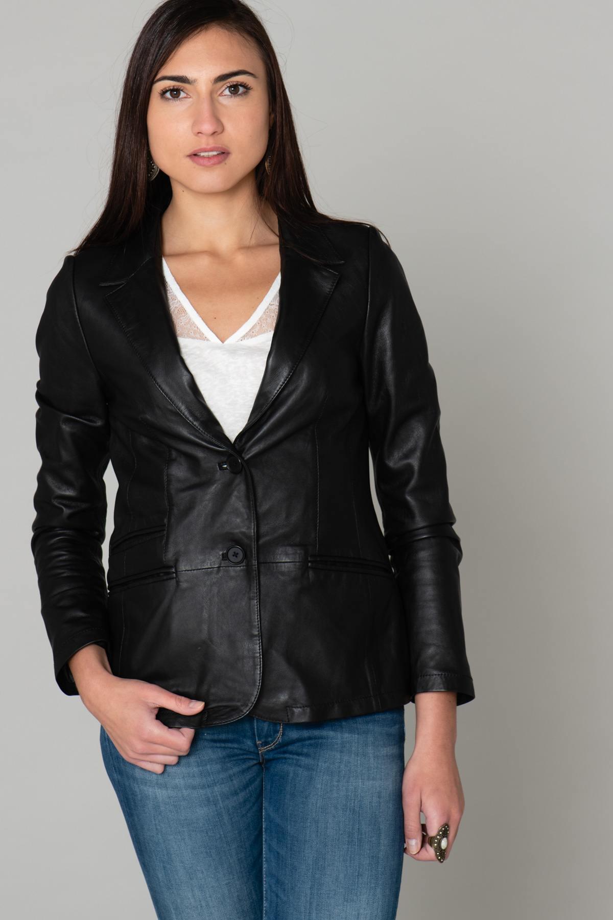 Fitted blazer jacket in black leather - Image n°3