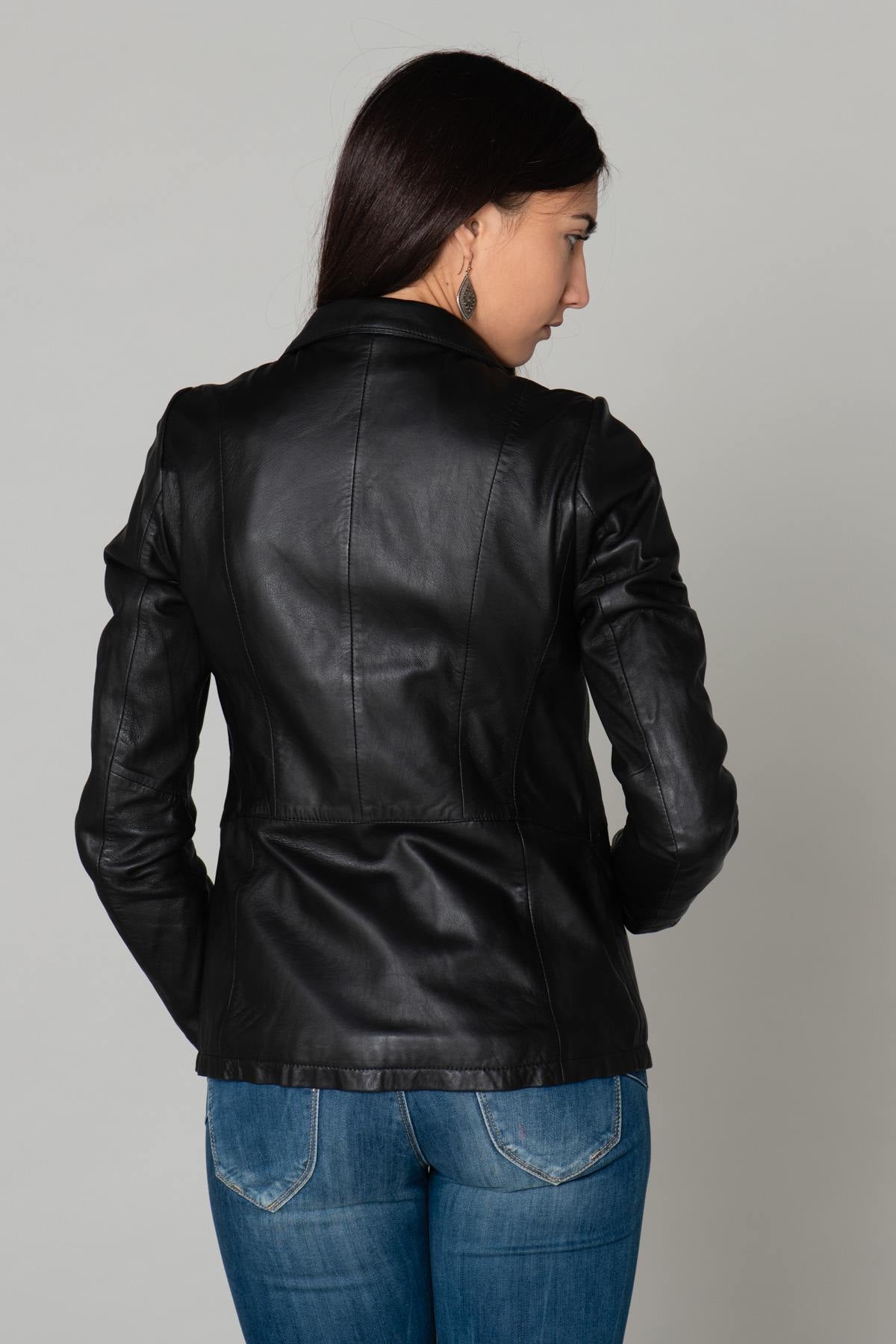 Fitted blazer jacket in black leather - Image n°5