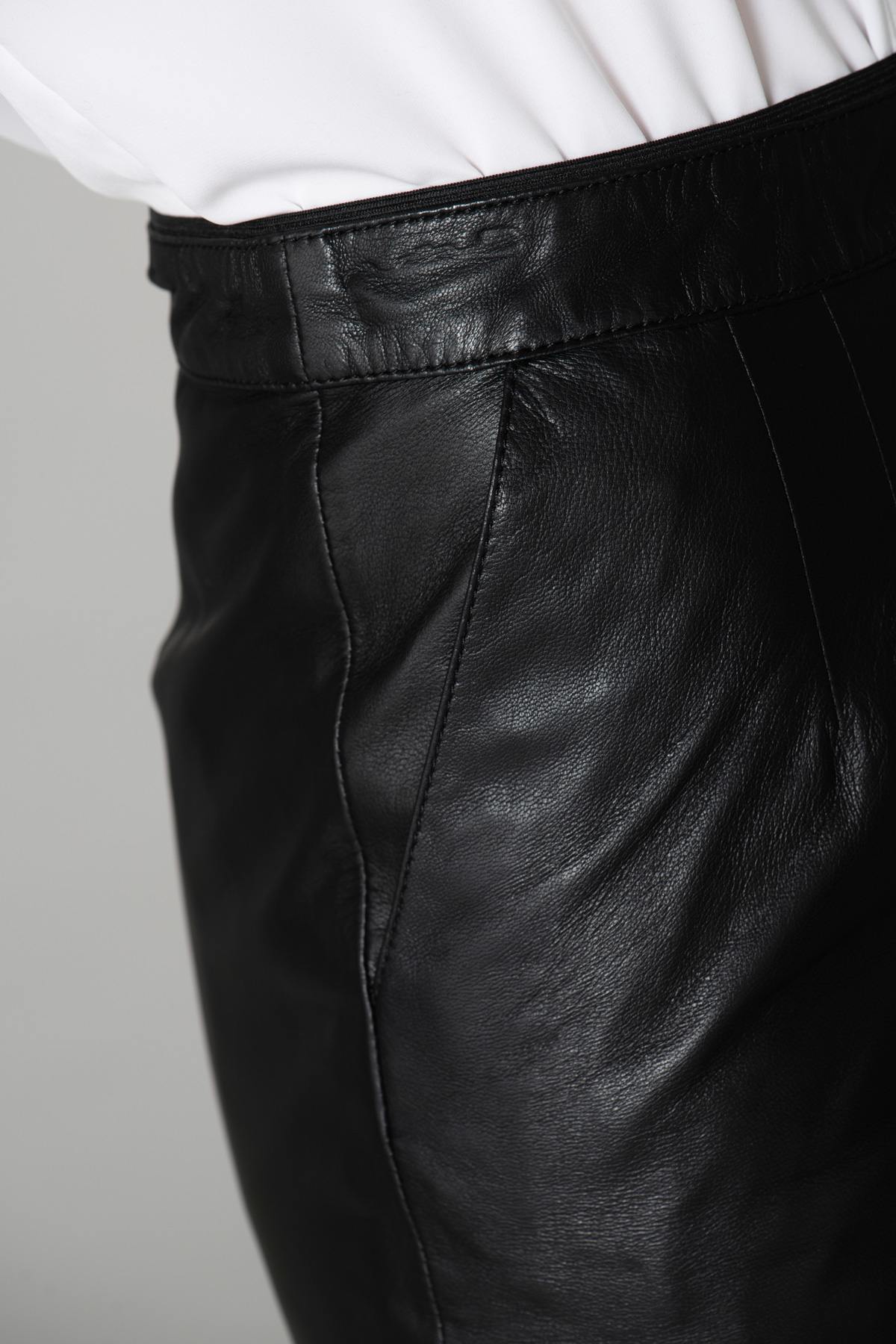 Mid-length fitted skirt in sheepskin leather - Image n°6