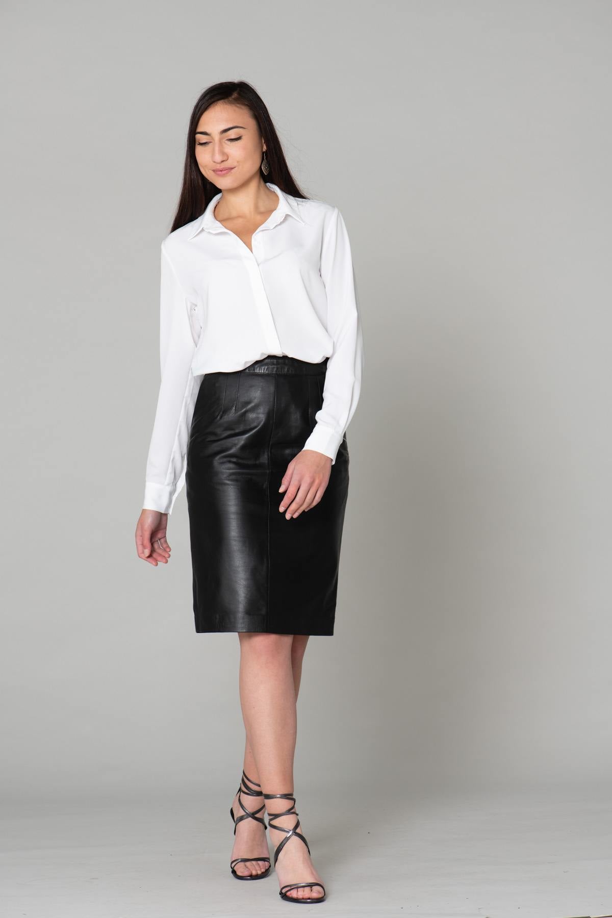 Mid-length fitted skirt in sheepskin leather - Image n°5