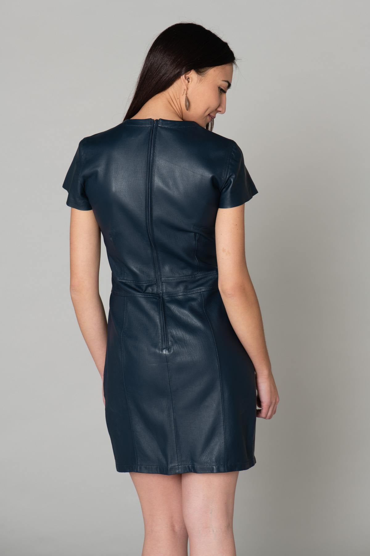 Trendy leather dress with V-neckline - Image n°4