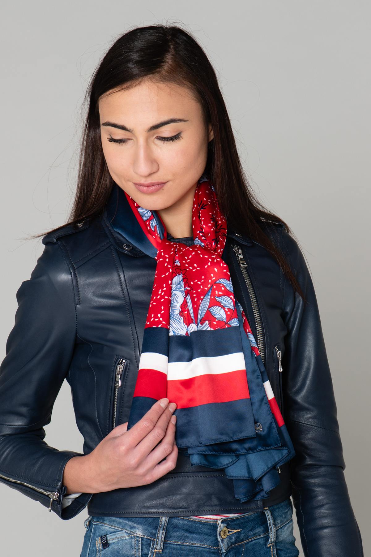 Light blue and red scarf - Image n°1