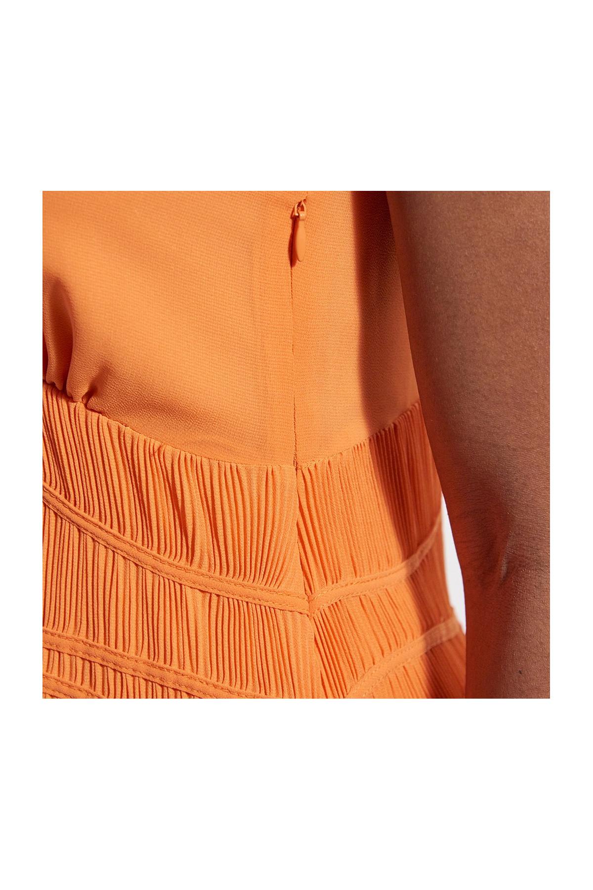 Orange pleated dress with V-neck - Image n°6