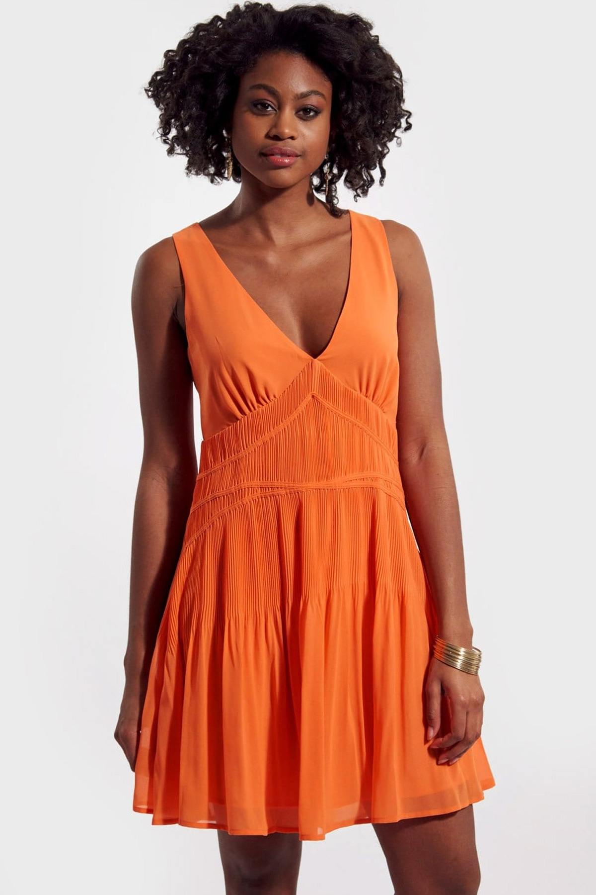 Orange pleated dress with V-neck - Image n°1