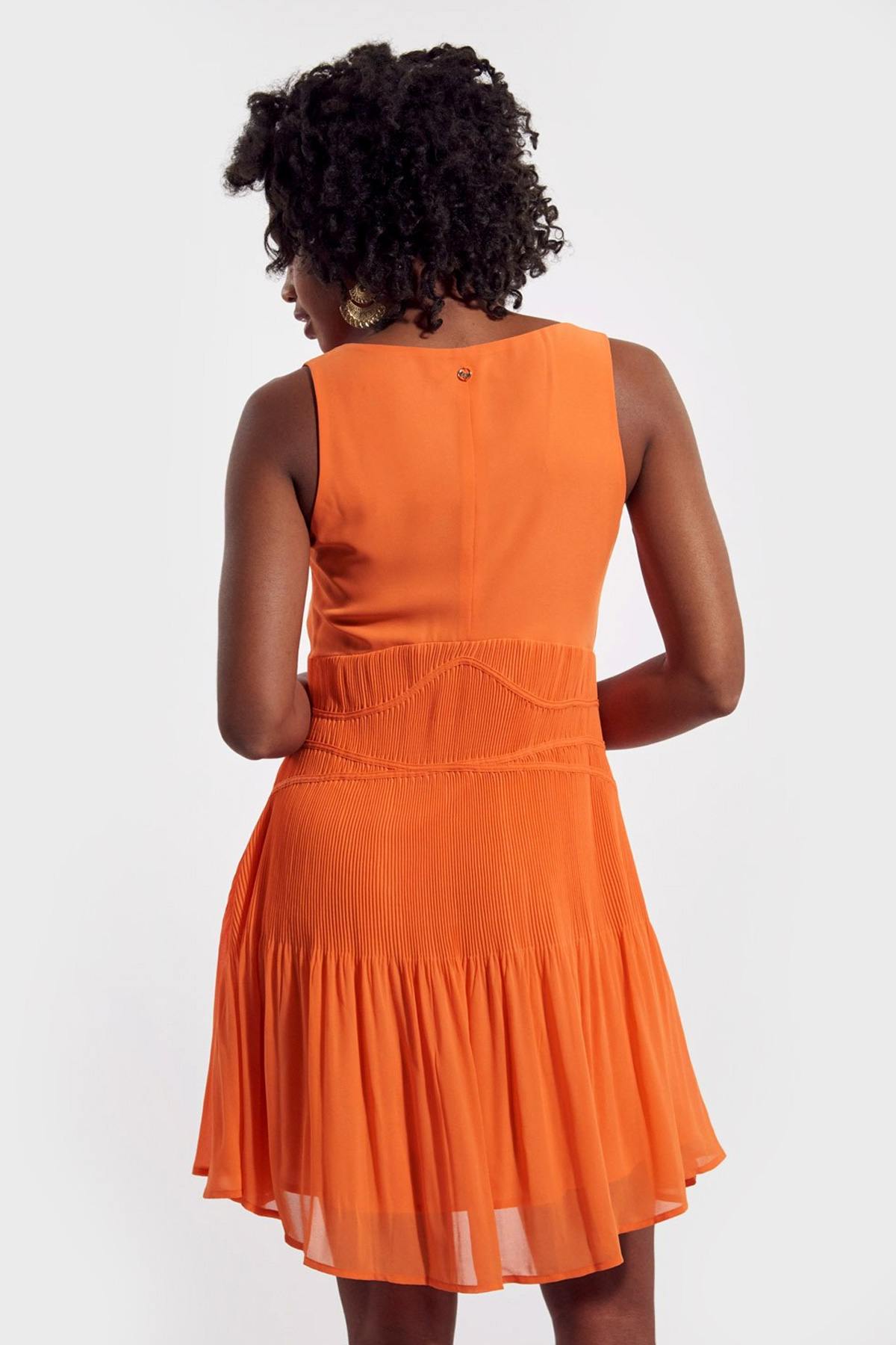 Orange pleated dress with V-neck - Image n°2