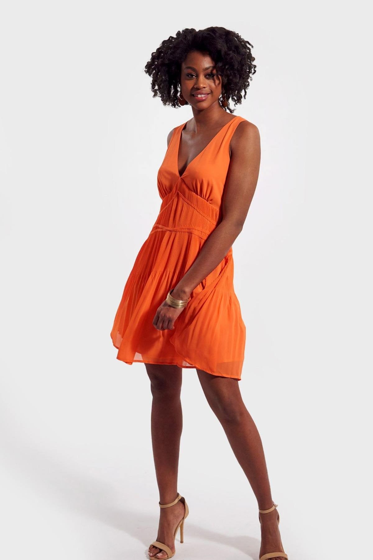 Orange pleated dress with V-neck - Image n°3