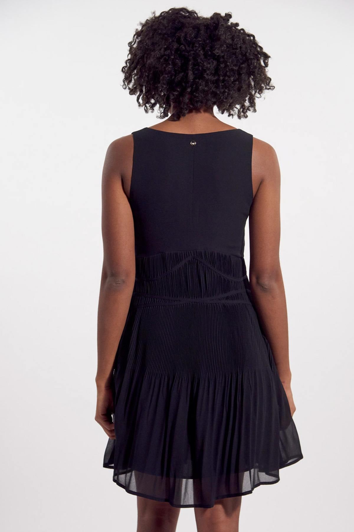 Black sleeveless V-neck dress - Image n°4