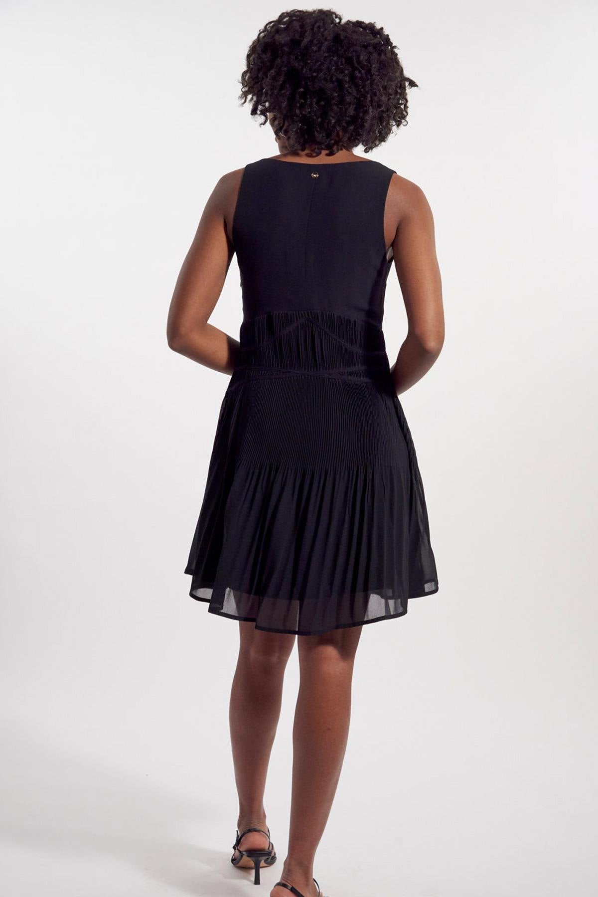 Black sleeveless V-neck dress - Image n°2