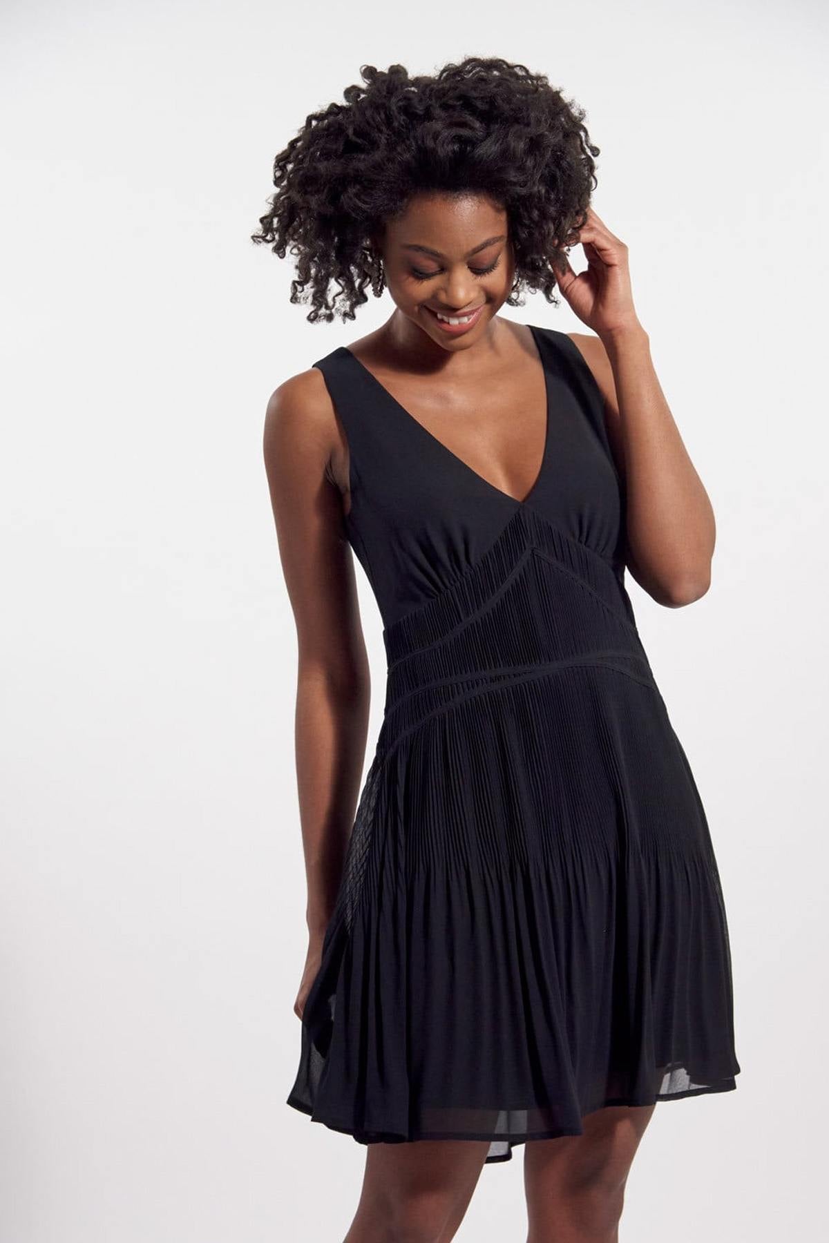 Black sleeveless V-neck dress - Image n°1