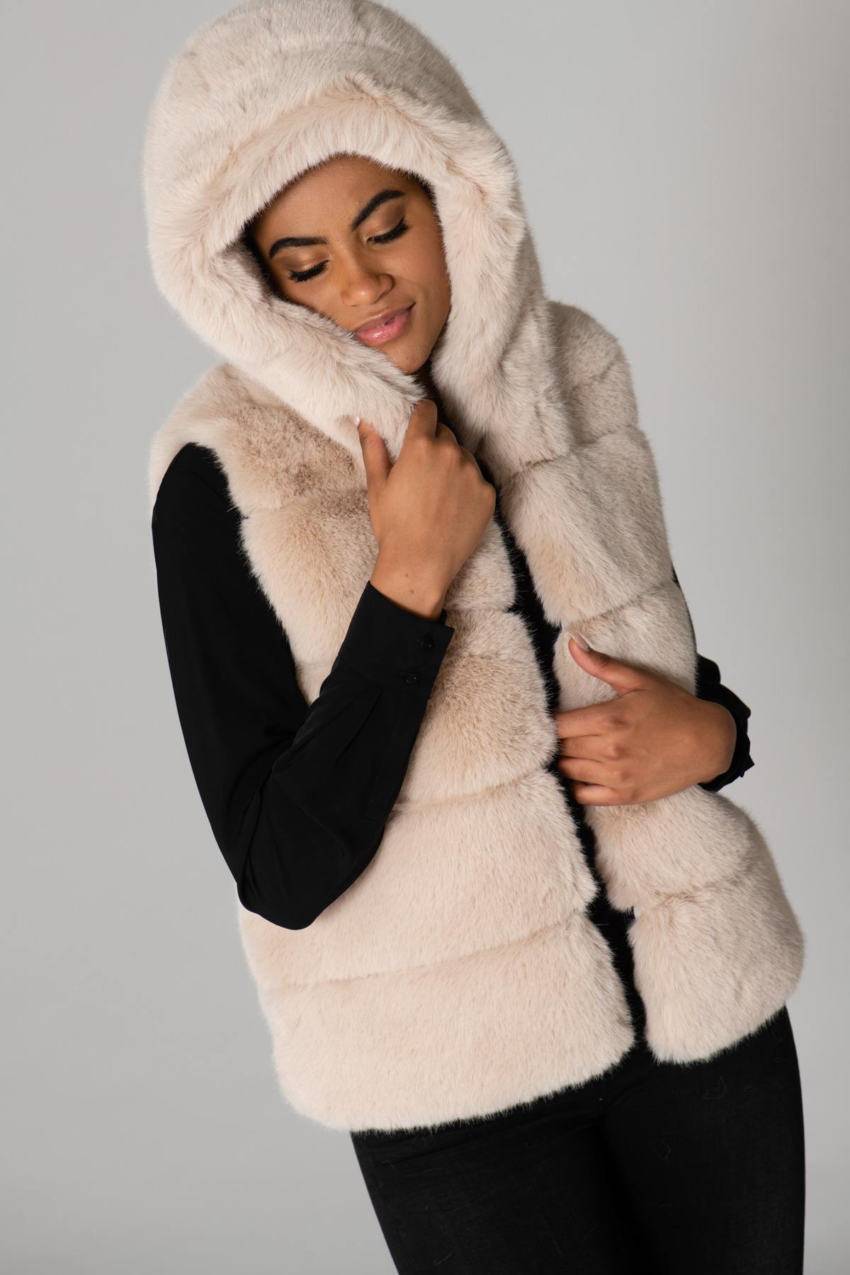 Long sleeveless faux fur vest - Image n°2