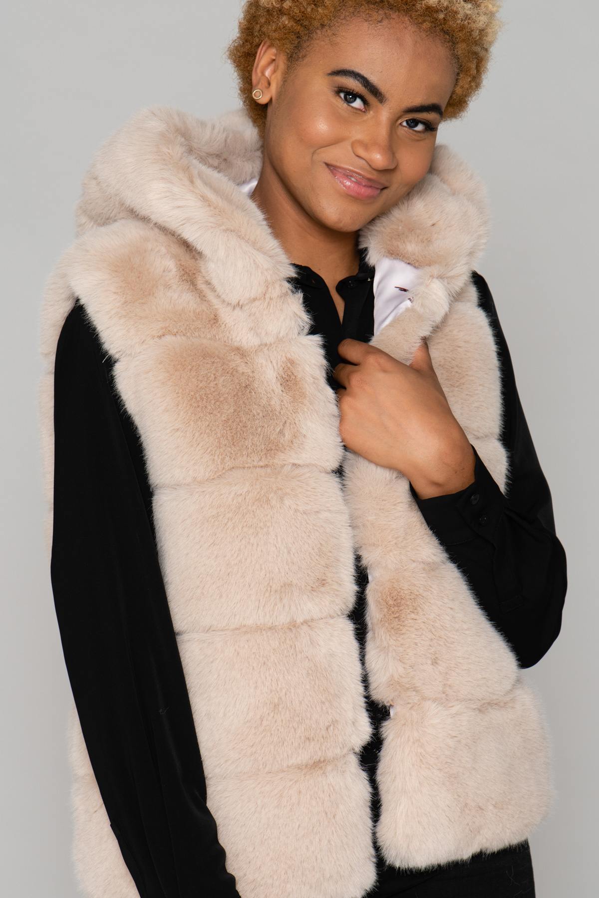 Long sleeveless faux fur vest - Image n°1