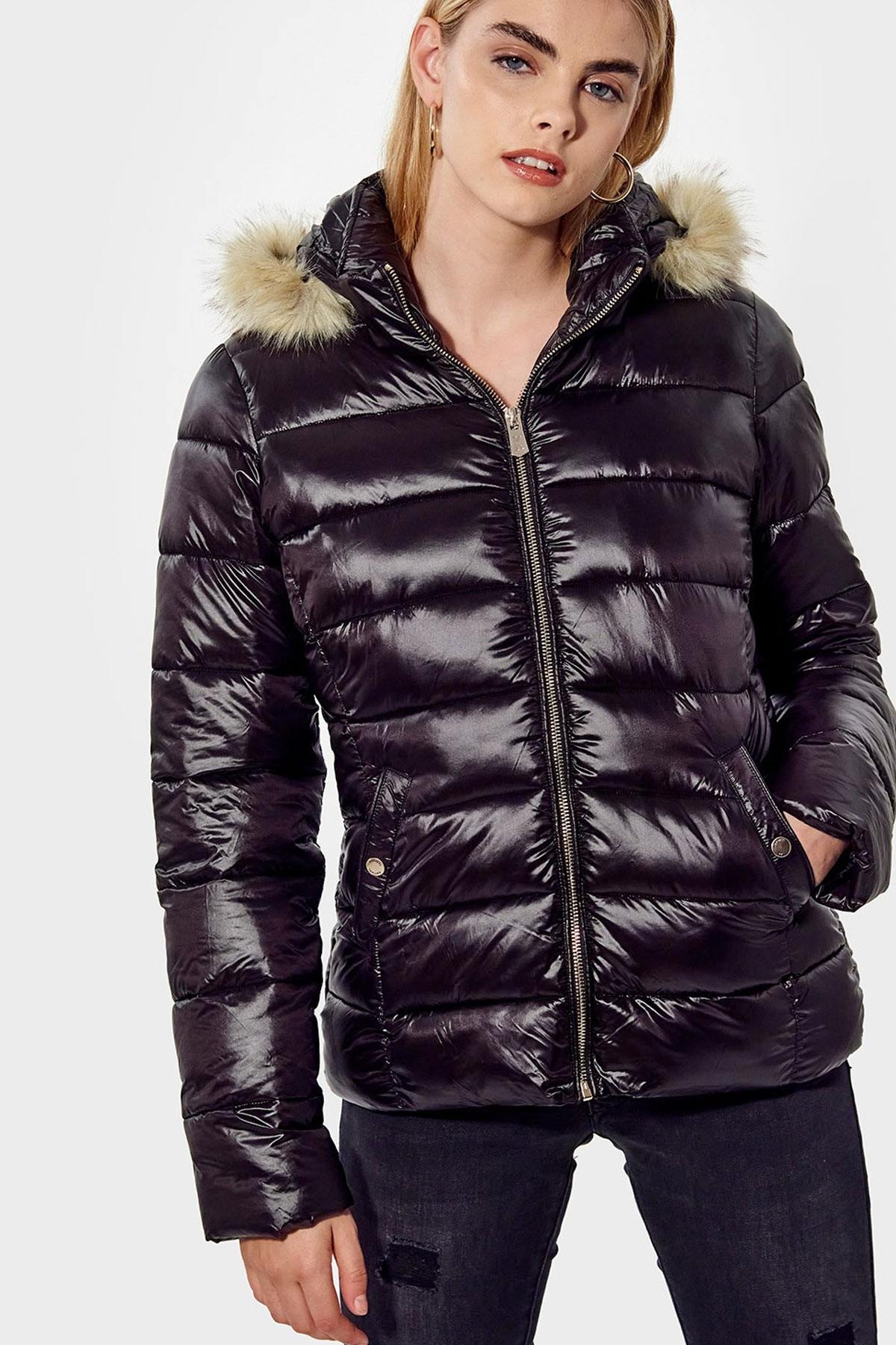 Black down jacket with fur collar - Image n°2