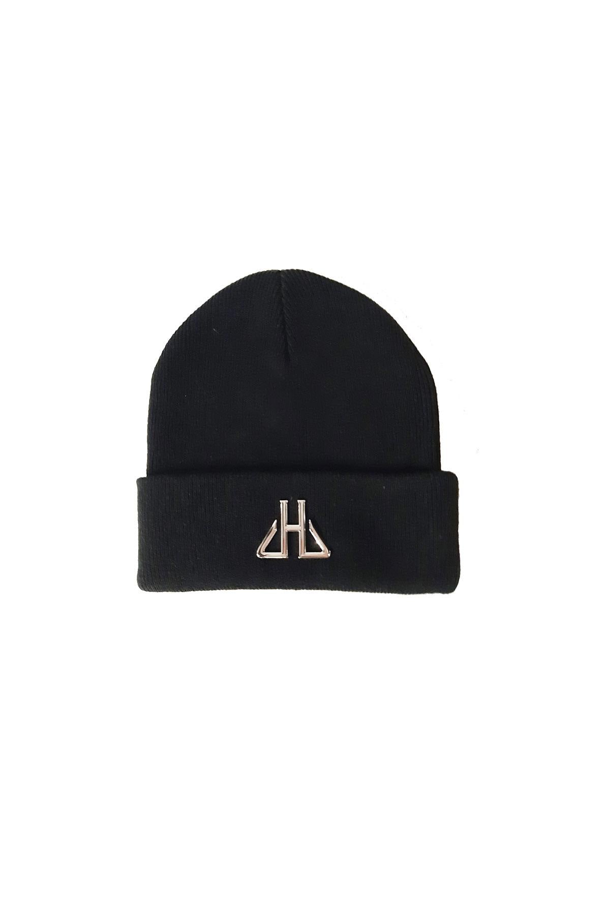 Plain black beanie with metal logo - Image n°1