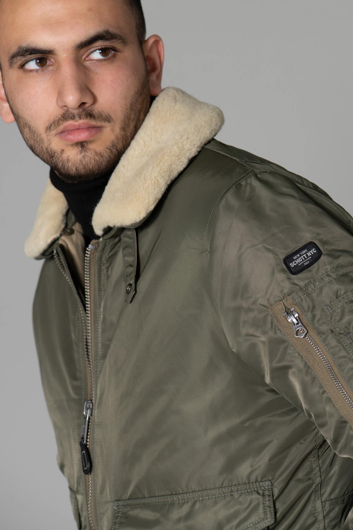 Khaki pilot jacket with beige fur-lined collar - Image n°2