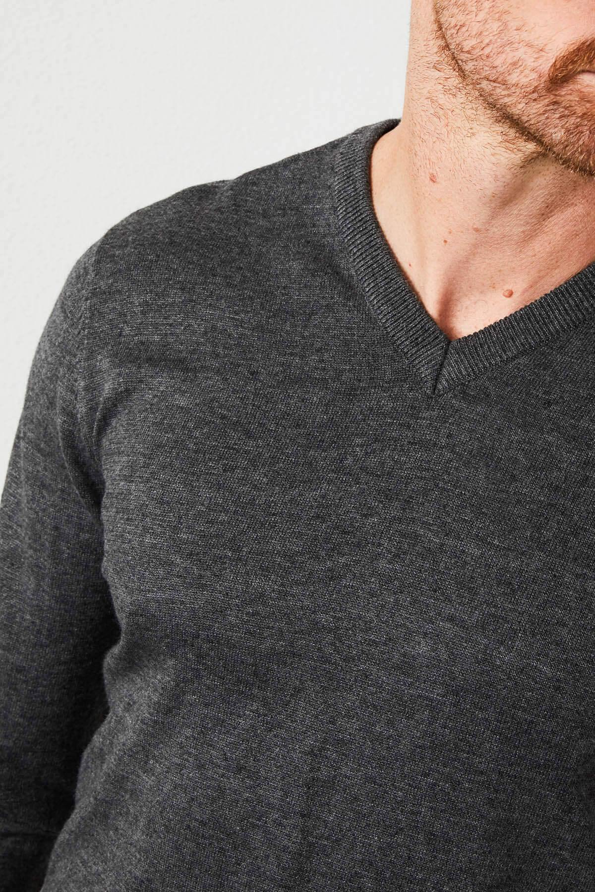 Fine black mottled sweater with V-neck - Image n°2