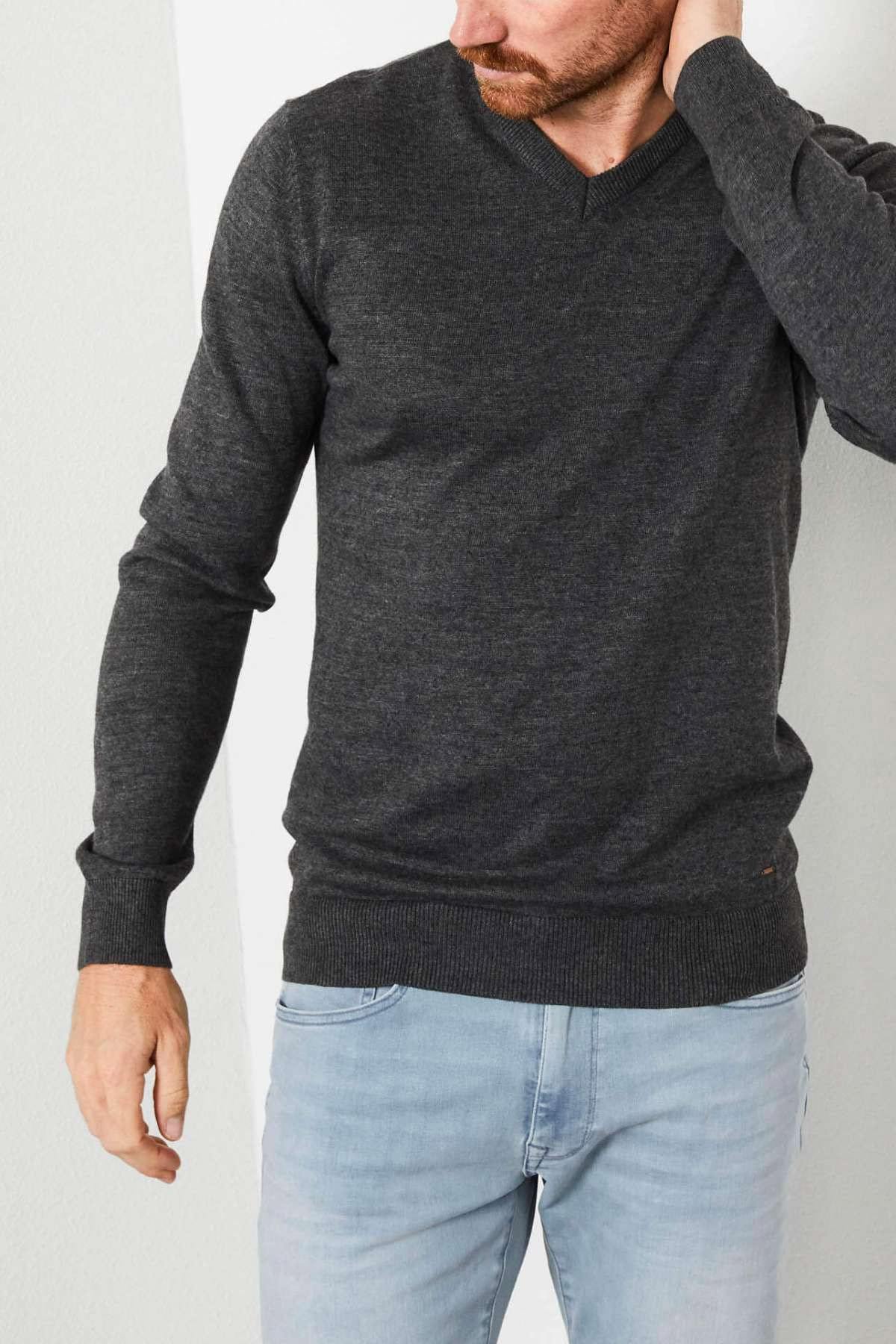 Fine black mottled sweater with V-neck - Image n°1