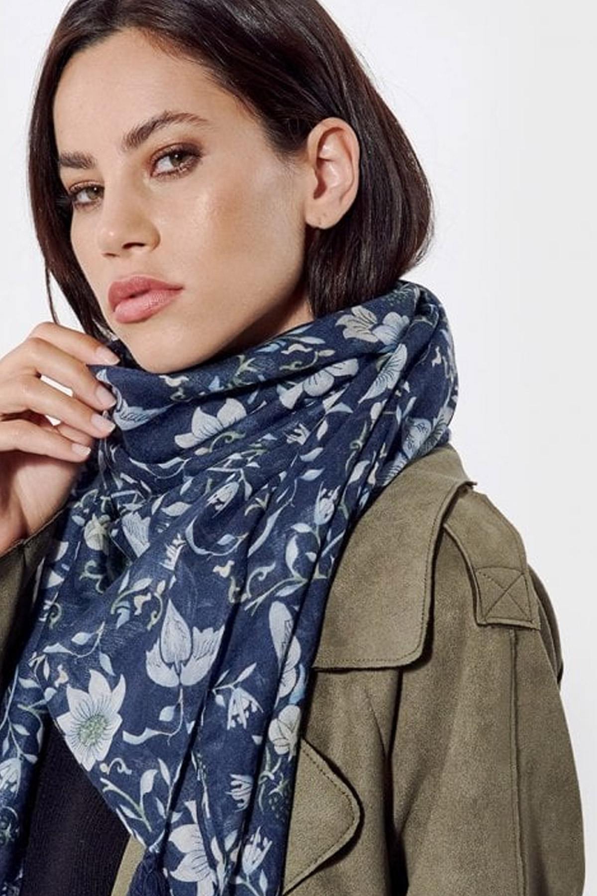 Fine blue floral print scarf - Image n°1