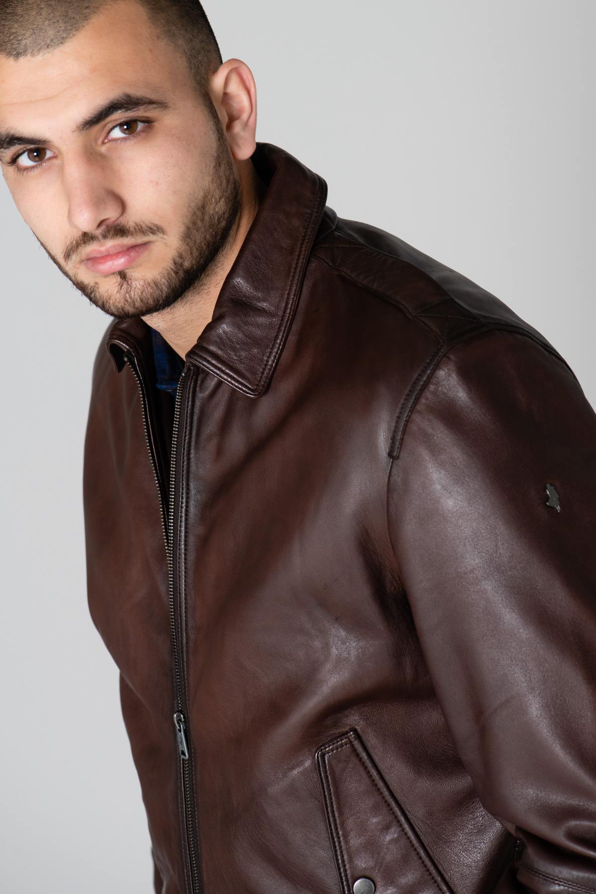 Brown leather jacket with shirt collar - Image n°6