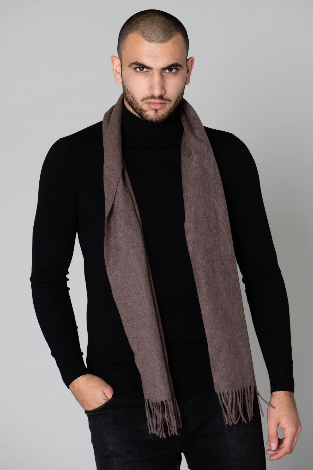 Elegant brown scarf for men - Image n°1