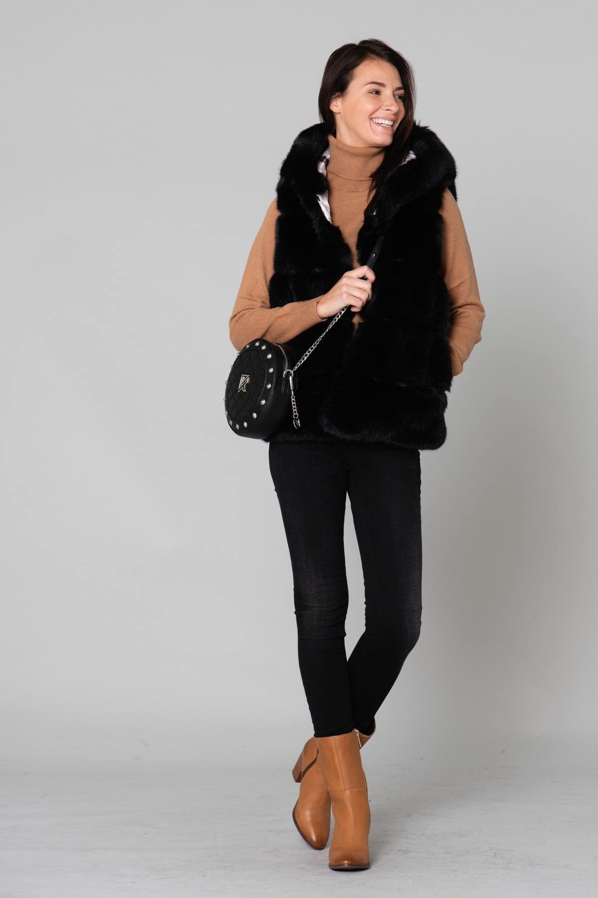 Black faux fur vest - Image n°1