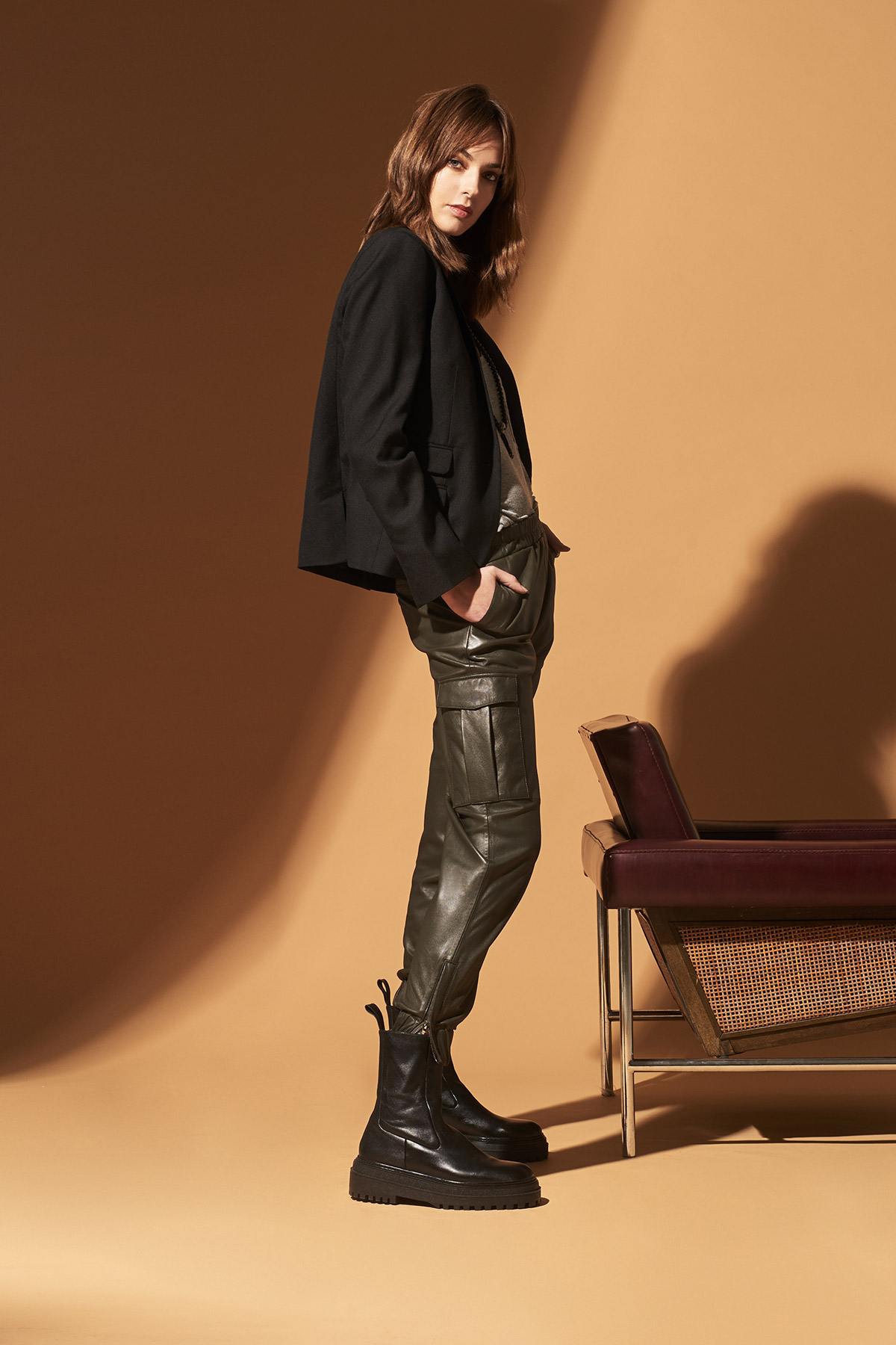 Khaki leather cargo pants - Image n°1