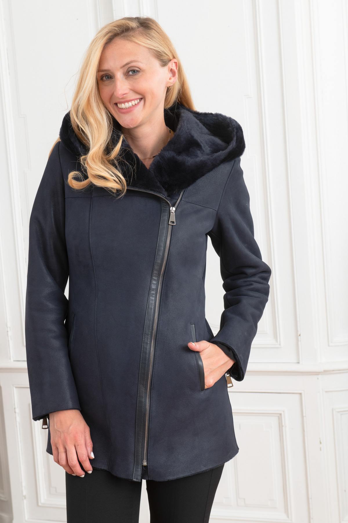 Women's hooded shearling coat - Image n°1